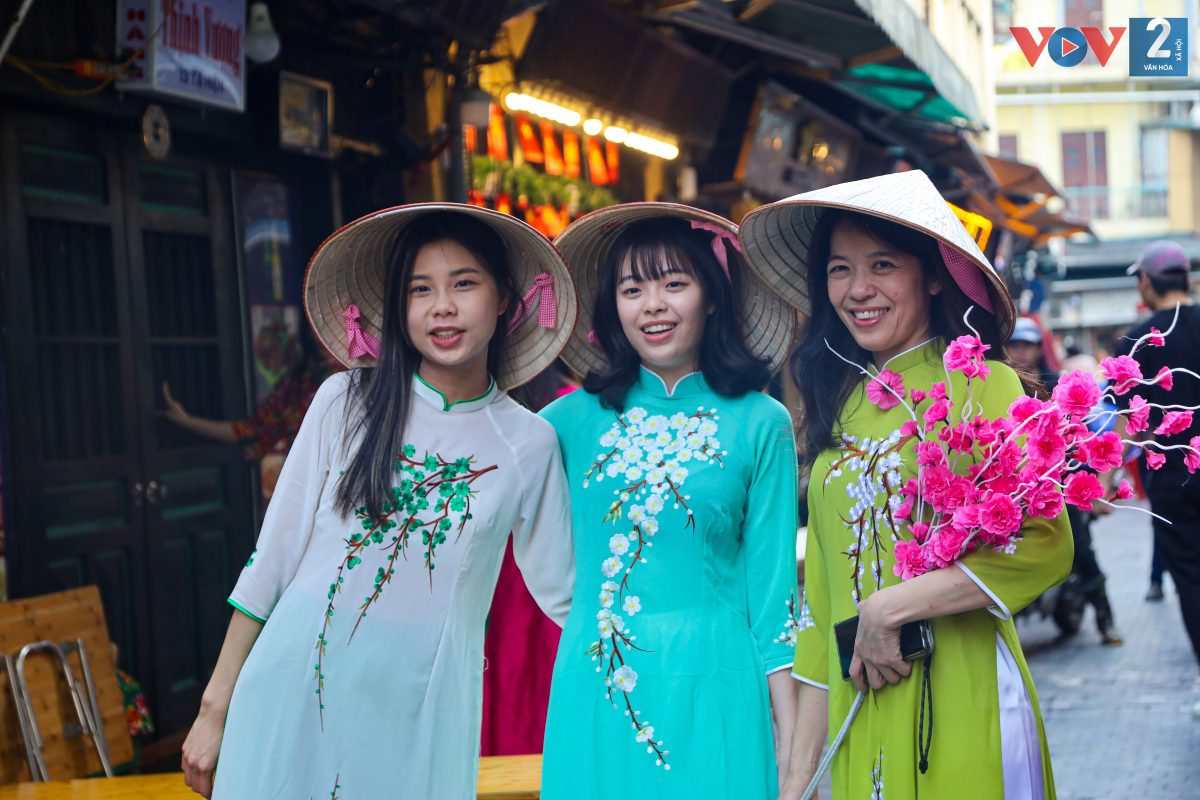 A beautiful Vietnamese girl in Ao Dai on Tet.