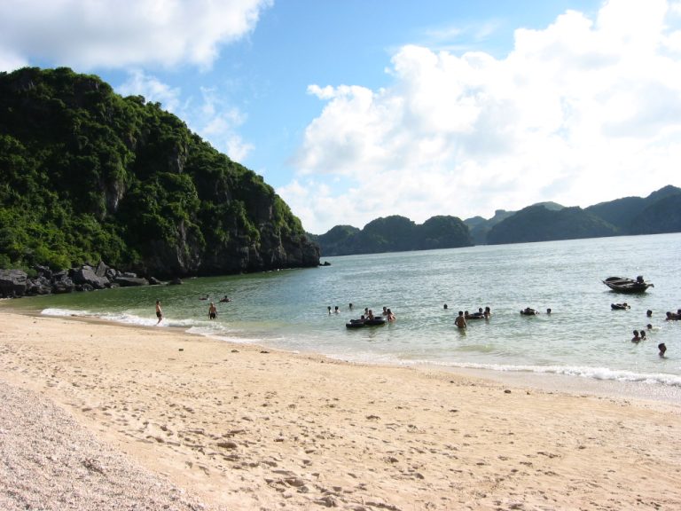 beach in cat ba