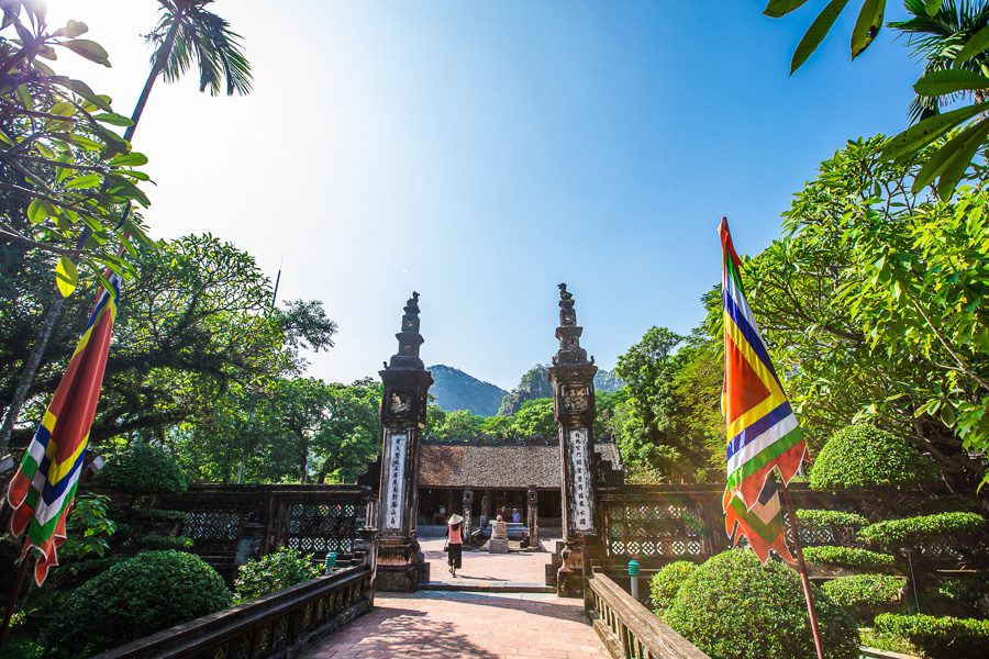 le dai hanh temple hoa lu vietnam