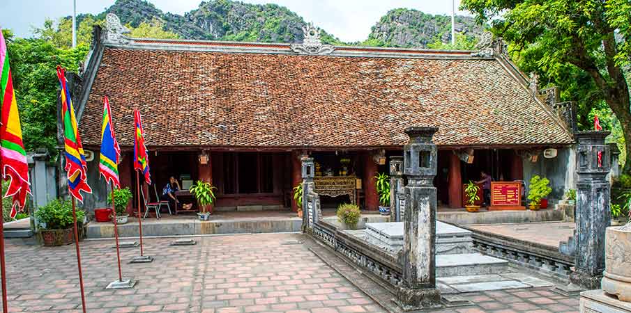 le dai hanh temple hoa lu vietnam